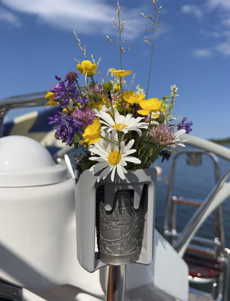 En somrig bukett på segelbåten